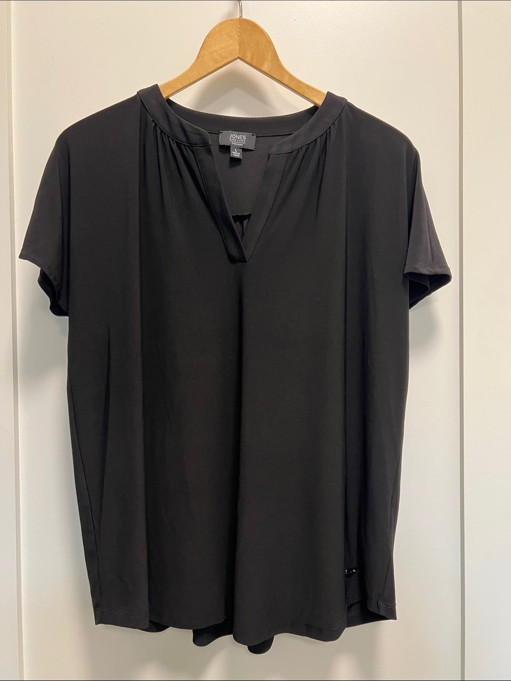 Jones New York Black Short-Sleeve Split-Neck Blouse
